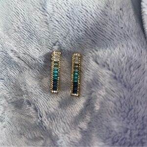 NWOT Stunning Vita Gradient Blue Gemstone Bar Earrings Gold Tone